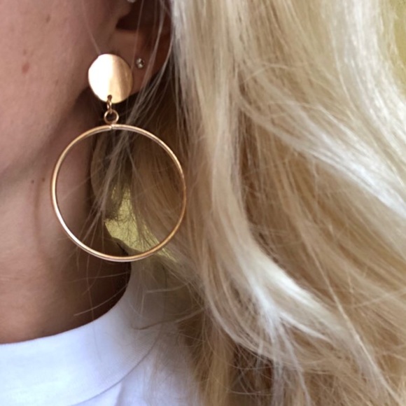 Gold dangle hoop earring - Picture 2 of 4